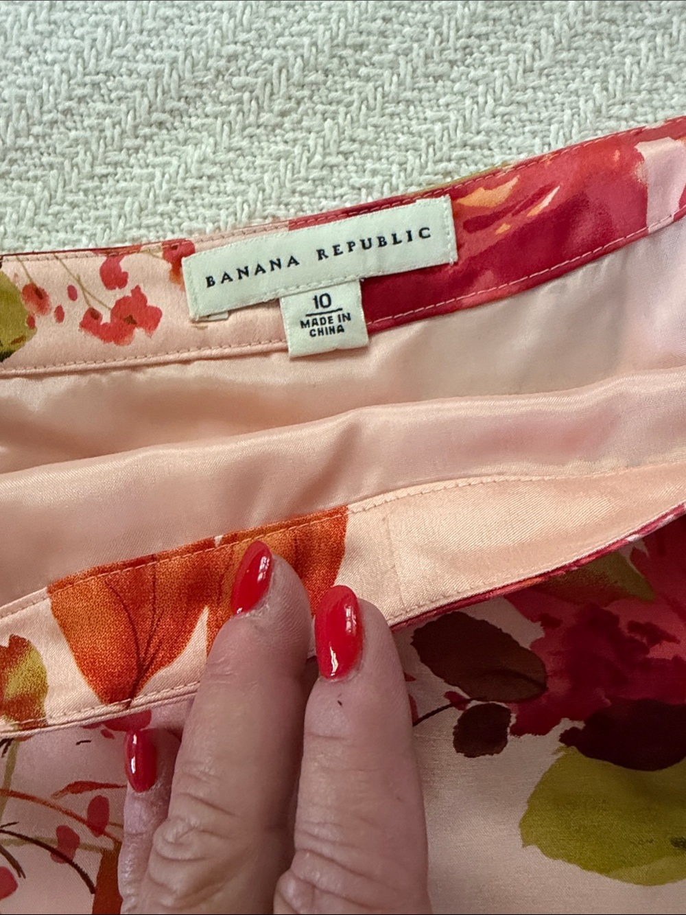 Banana Republic Size 10 Silk Pencil Skirt in pink Rose Print W/matching Clutch - Picture 2 of 5